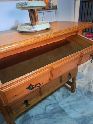 Cómoda de madera con 4 cajones esta en chipiona a