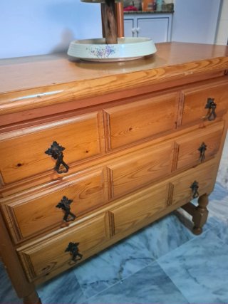 Cómoda de madera con 4 cajones esta en chipiona a