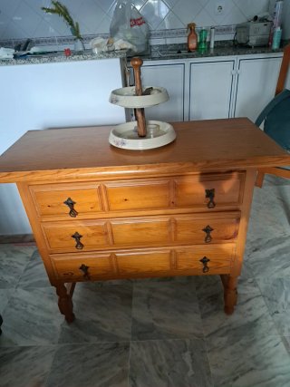 Cómoda de madera con 4 cajones esta en chipiona a