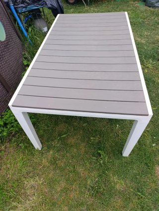 Mesa de jardín gris y blanca
