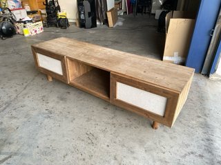 Mueble TV bajo aparador madera y tela