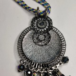 Collar largo con piedras azules y rojas