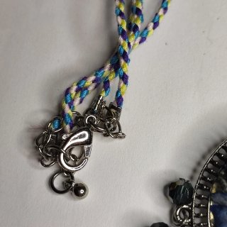 Collar largo con piedras azules y rojas