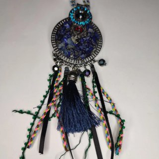 Collar largo con piedras azules y rojas