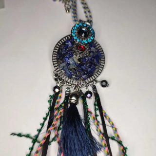 Collar largo con piedras azules y rojas