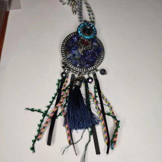 Collar largo con piedras azules y rojas