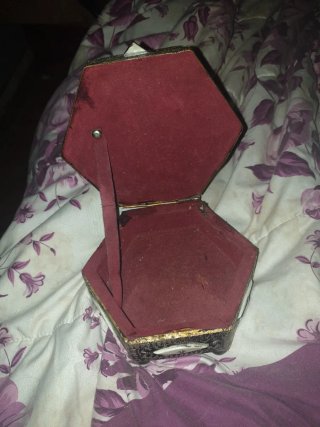 Joyero artesanal hexagonal con detalles