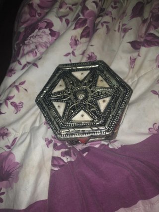 Joyero artesanal hexagonal con detalles