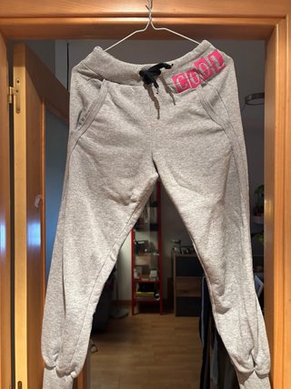 Pantalones grises con detalle rosa