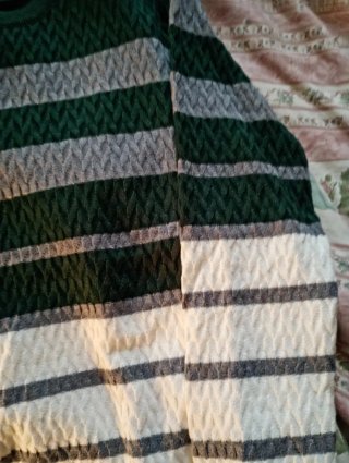 Maglione a righe verde e grigio