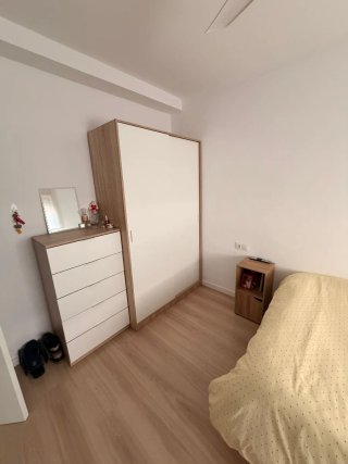 Alquiler habitación exterior y amueblada.