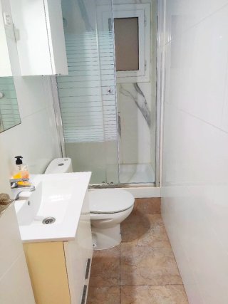 Alquiler habitación exterior y amueblada.