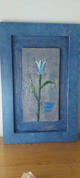 Cuadro de madera con flor azul y plateado