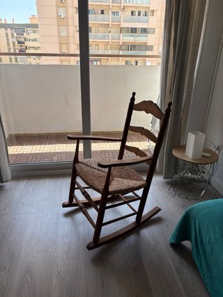 Butaca vintage de madera y ratán