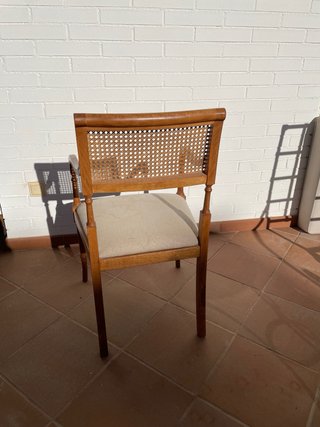 Silla de madera con asiento de ratán