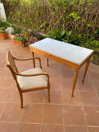 Silla de madera con asiento de ratán