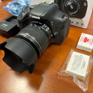 Canon 600D + 2 obiettivi + 2 batterie