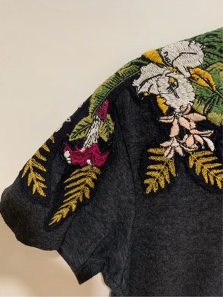 Camiseta Zara bordada flores Talla S