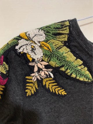 Camiseta Zara bordada flores Talla S