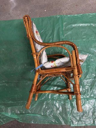 Silla mimbre con colchoneta infantil