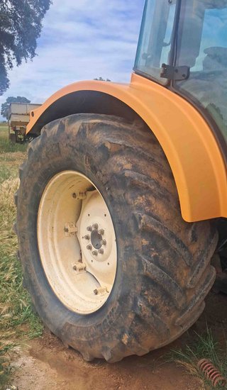 Tractor Renault Ares 696-Z.