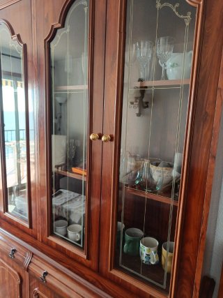 Mueble alacena de madera y cristal En Fuengirola