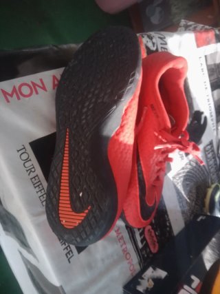 Botas de fútbol Nike rojas y negras Talla 37.5