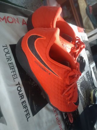 Botas de fútbol Nike rojas y negras Talla 37.5