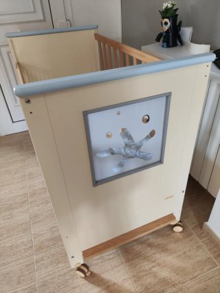 Cuna de madera con ruedas