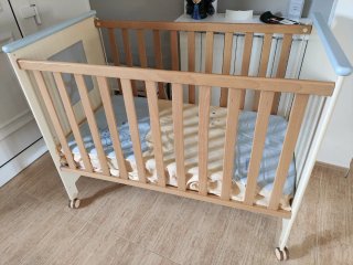 Cuna de madera con ruedas