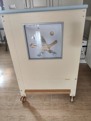 Cuna de madera con ruedas
