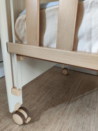 Cuna de madera con ruedas