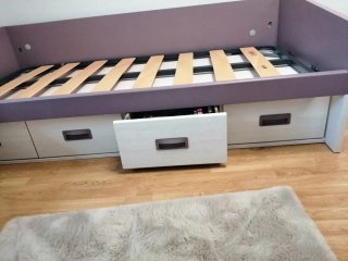 Cama juvenil con somier y colchón.