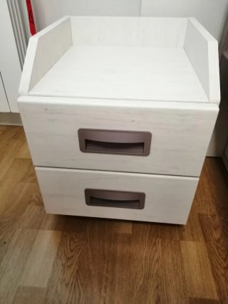 Cama juvenil con somier y colchón.