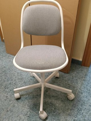 Silla de escritorio infantil gris y blanca