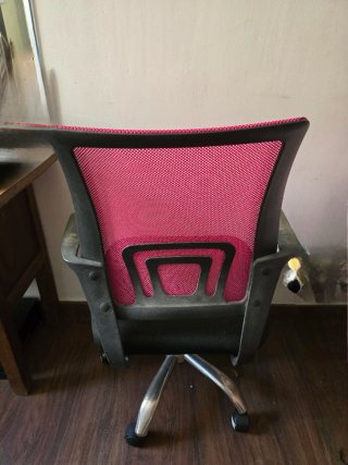 Silla de escritorio ergonómica rosa y negra