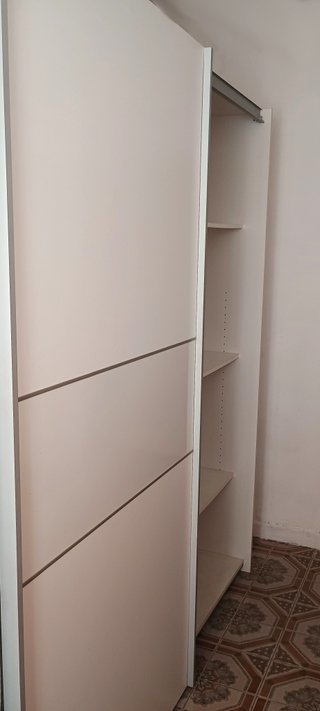 Armario blanco con baldas de 2 puertas correderas