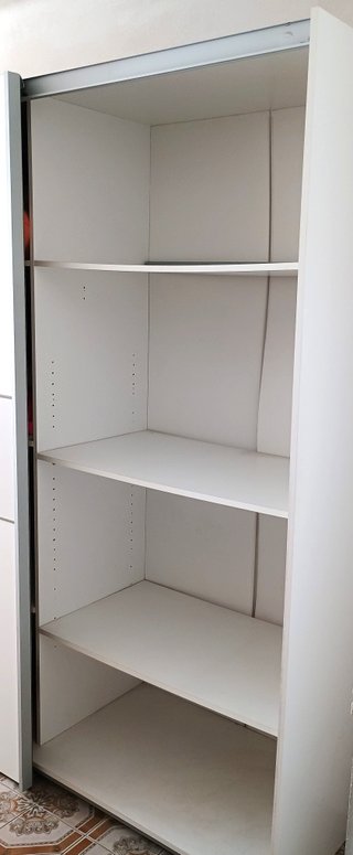 Armario blanco con baldas de 2 puertas correderas