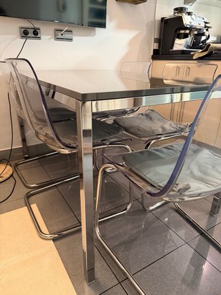 Mesa comedor y 4 sillas transparentes