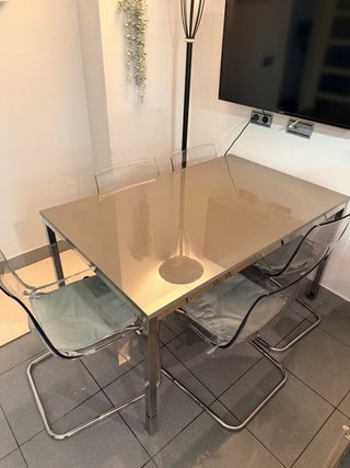 Mesa comedor y 4 sillas transparentes