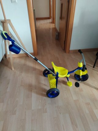 Bicicleta infantil amarilla y azul.
