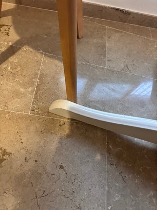 Mesa redonda blanca de madera