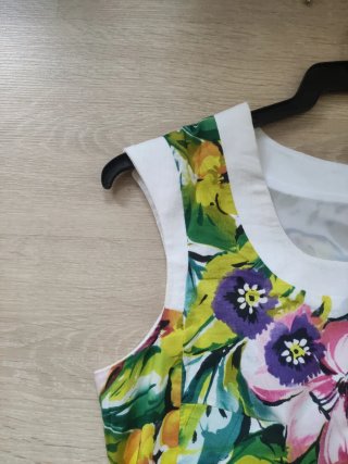 Vestido floral con sandalias negras