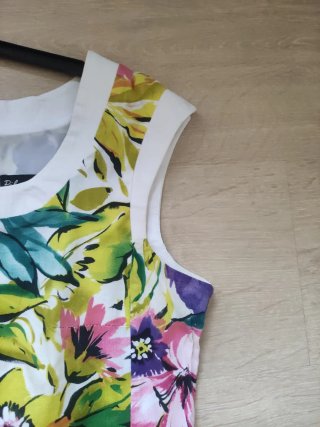 Vestido floral con sandalias negras