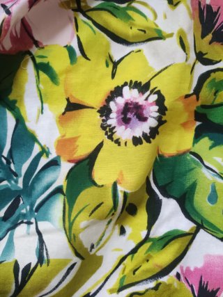 Vestido floral con sandalias negras