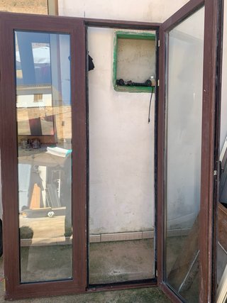 Puerta doble de aluminio marrón