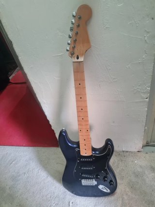 Chitarra Elettrica Tipo Stratocaster da riparare