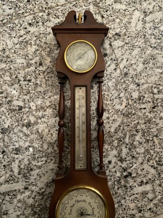 Reloj de pared antiguo de madera