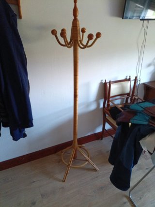 Perchero de mimbre y madera