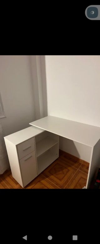 Escritorio blanco con cajon y estanterías.